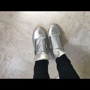 Shine shoes
